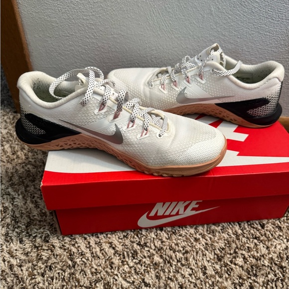 Nike White and Black Athletic Shoes - Picture 1 of 3